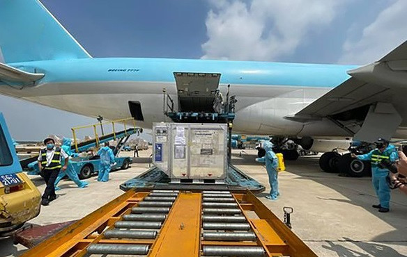 Llegan a Vietnam 1,2 millones de dosis de vacuna AstraZeneca ảnh 1 Llegan a Vietnam 1,2 millones de dosis de vacuna AstraZeneca ảnh 1