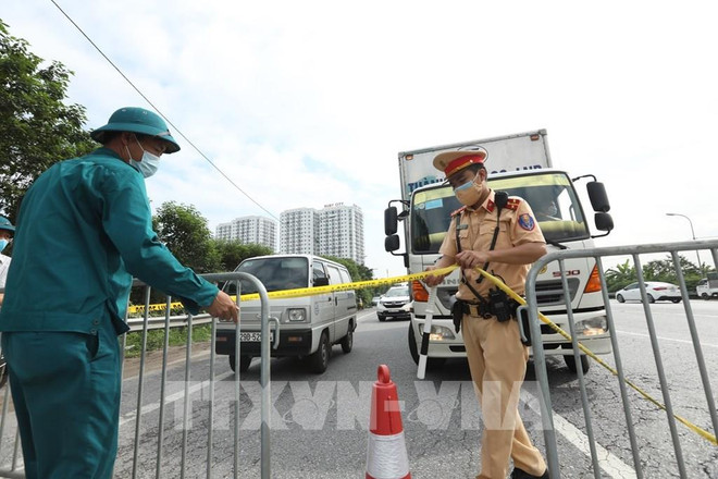 Canalizan tráfico para evitar congestión vehicular en vías de ingreso a Hanoi ảnh 1