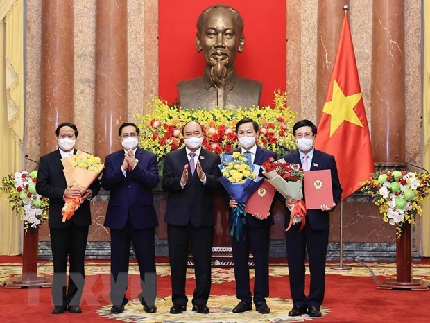 Entregan decisiones de nombramiento a los miembros del Gobierno vietnamita ảnh 1 Entregan decisiones de nombramiento a los miembros del Gobierno vietnamita ảnh 1
