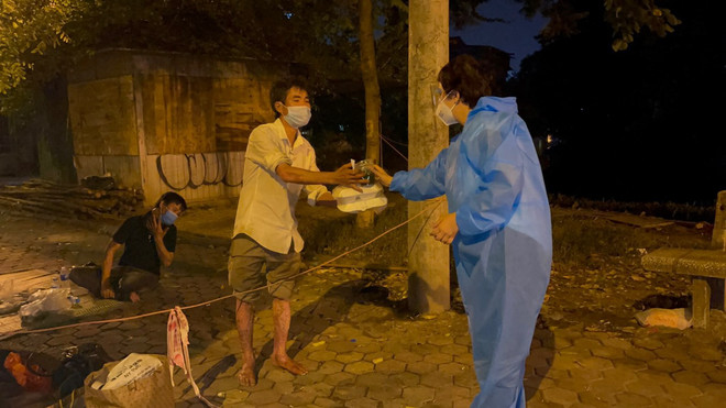 Efectúan programa de apoyo a los necesitados en Hanoi en contexto del COVID-19 ảnh 1 Efectúan programa de apoyo a los necesitados en Hanoi en contexto del COVID-19 ảnh 1