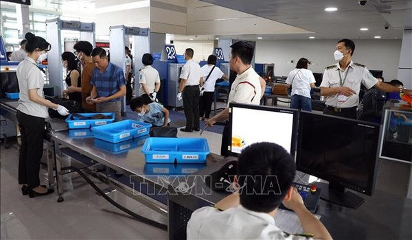 Garantizan máxima seguridad en aeropuertos vietnamitas durante días feriados ảnh 2 Garantizan máxima seguridad en aeropuertos vietnamitas durante días feriados ảnh 2