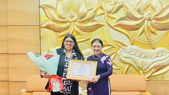 Entregan medalla conmemorativa de amistad a embajadora venezolana ảnh 1 Entregan medalla conmemorativa de amistad a embajadora venezolana ảnh 1