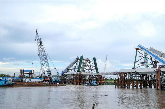 Instalan último segmento del puente Tran Hoang Na sobre río Can Tho ảnh 1 Instalan último segmento del puente Tran Hoang Na sobre río Can Tho ảnh 1