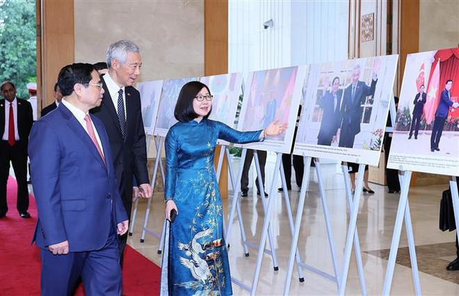 Premier vietnamita preside ceremonia de bienvenida a su homólogo singapurense ảnh 2 Premier vietnamita preside ceremonia de bienvenida a su homólogo singapurense ảnh 2