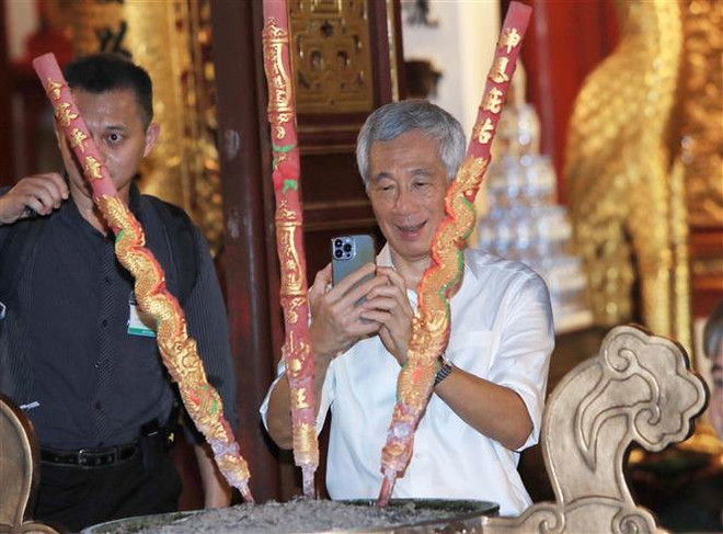 Premier singapurense pasea por las calles de Hanoi y prueba la comida local ảnh 3 Premier singapurense pasea por las calles de Hanoi y prueba la comida local ảnh 3