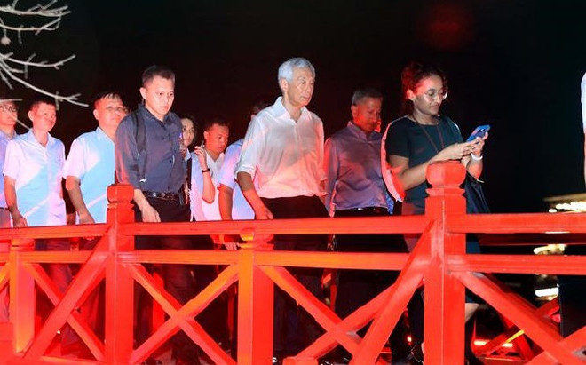 Premier singapurense pasea por las calles de Hanoi y prueba la comida local ảnh 2 Premier singapurense pasea por las calles de Hanoi y prueba la comida local ảnh 2