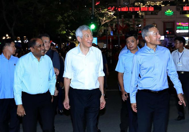 Premier singapurense pasea por las calles de Hanoi y prueba la comida local ảnh 1 Premier singapurense pasea por las calles de Hanoi y prueba la comida local ảnh 1