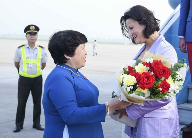 Presidenta del Senado belga llega a Hanoi para iniciar una visita oficial a Vietnam ảnh 1 Presidenta del Senado belga llega a Hanoi para iniciar una visita oficial a Vietnam ảnh 1