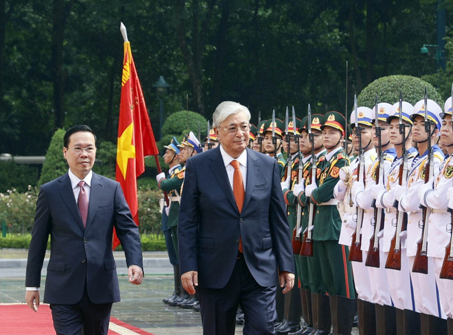 Presidente de Vietnam encabeza ceremonia de bienvenida a su homólogo kazajo ảnh 1 Presidente de Vietnam encabeza ceremonia de bienvenida a su homólogo kazajo ảnh 1