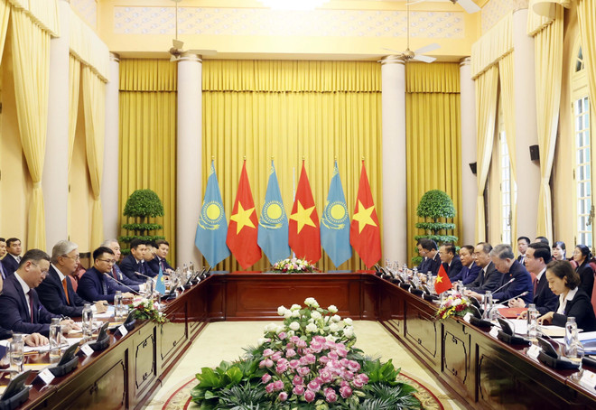 Presidente de Vietnam sostiene conversaciones con su homólogo kazajo ảnh 1 Presidente de Vietnam sostiene conversaciones con su homólogo kazajo ảnh 1