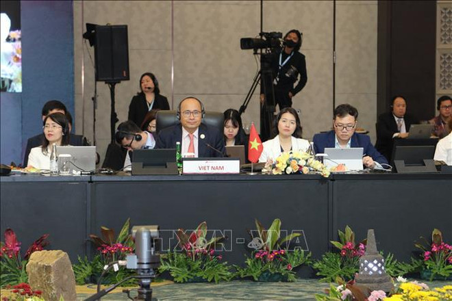 Vietnam asiste a reuniones de Ministros de Economía de ASEAN con socios ảnh 1