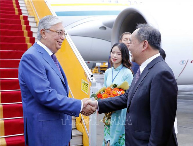 Presidente de Kazajstán llega a Hanoi para iniciar su visita oficial a Vietnam ảnh 1 Presidente de Kazajstán llega a Hanoi para iniciar su visita oficial a Vietnam ảnh 1