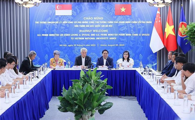 Premieres vietnamita y singapurense dialogan con estudiantes de Universidad Nacional de Hanoi ảnh 1