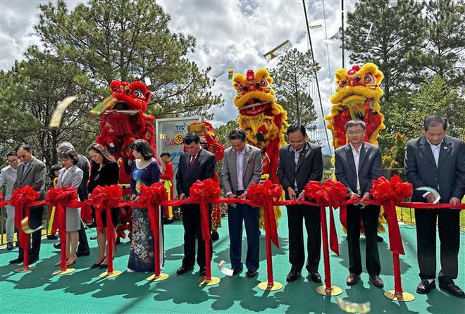 Inauguración del primer puente de vidrio promete atraer más visitantes a Da Lat ảnh 1
