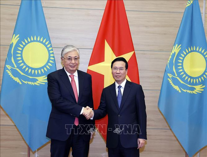 Presidente kazajo concluye exitosamente su visita oficial a Vietnam ảnh 1 Presidente kazajo concluye exitosamente su visita oficial a Vietnam ảnh 1