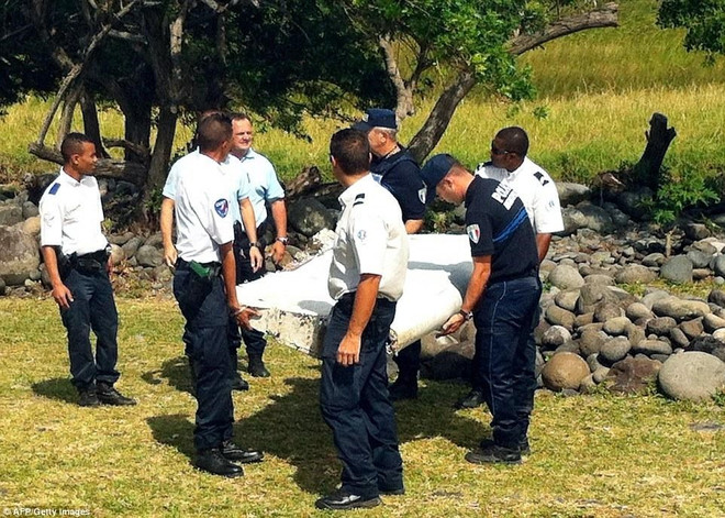 Sospechoso pertrecho de MH370 varado en isla francesa de Reunión ảnh 1 Sospechoso pertrecho de MH370 varado en isla francesa de Reunión ảnh 1