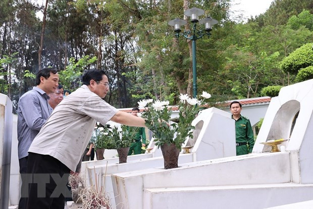 Primer ministro de Vietnam rinde homenaje a mártires heroicos de la nación ảnh 1 Primer ministro de Vietnam rinde homenaje a mártires heroicos de la nación ảnh 1