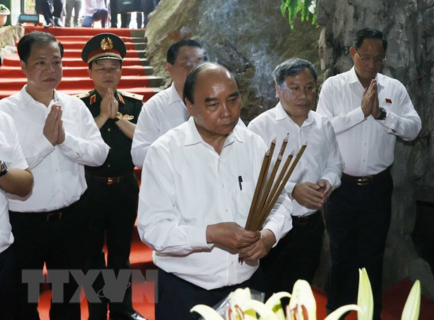 Presidente de Vietnam rinde homenaje a héroes caídos por independencia nacional ảnh 1 Presidente de Vietnam rinde homenaje a héroes caídos por independencia nacional ảnh 1