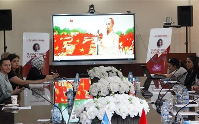 “Diario de Prisión” del Presidente Ho Chi Minh traducido al uzbeko ảnh 1