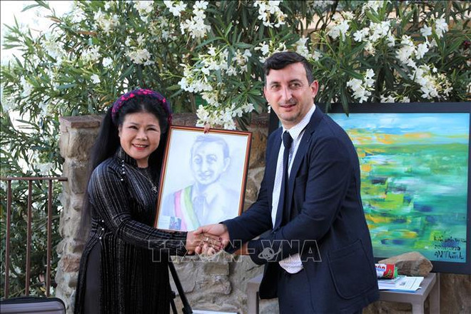 Presentan exposición de óleos de pintora vietnamita en Italia ảnh 1 Presentan exposición de óleos de pintora vietnamita en Italia ảnh 1