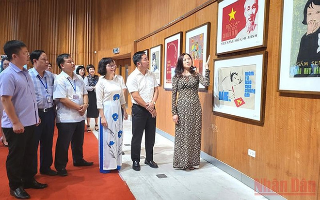 Resaltan valores de pinturas de propaganda en exposición en Quang Ninh ảnh 1 Resaltan valores de pinturas de propaganda en exposición en Quang Ninh ảnh 1