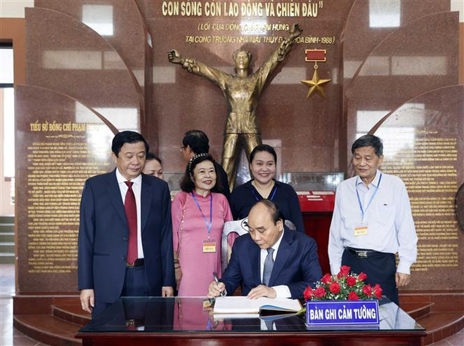 Rememoran en Vietnam aniversario 110 de natalicio del extinto dirigente Pham Hung ảnh 1 Rememoran en Vietnam aniversario 110 de natalicio del extinto dirigente Pham Hung ảnh 1