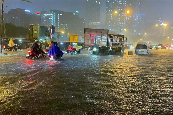 Registran inundaciones en diferentes zonas en Hanoi debido a aguacero ảnh 2 Registran inundaciones en diferentes zonas en Hanoi debido a aguacero ảnh 2