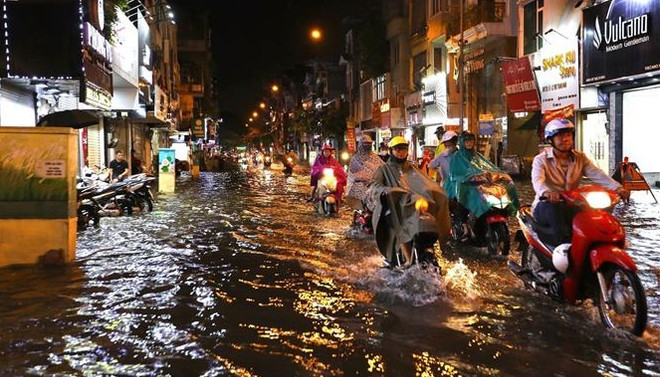 Registran inundaciones en diferentes zonas en Hanoi debido a aguacero ảnh 1 Registran inundaciones en diferentes zonas en Hanoi debido a aguacero ảnh 1