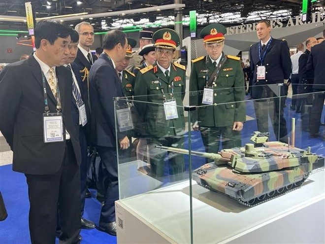 Vietnam asiste a Exposición Internacional de defensa y seguridad terrestre y aeroterrestre ảnh 1 Vietnam asiste a Exposición Internacional de defensa y seguridad terrestre y aeroterrestre ảnh 1