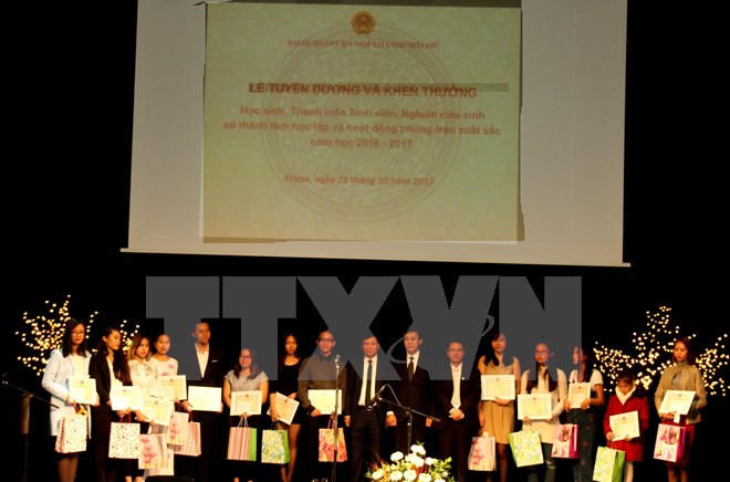 Honran a estudiantes vietnamitas destacados en República Checa ảnh 1 Honran a estudiantes vietnamitas destacados en República Checa ảnh 1