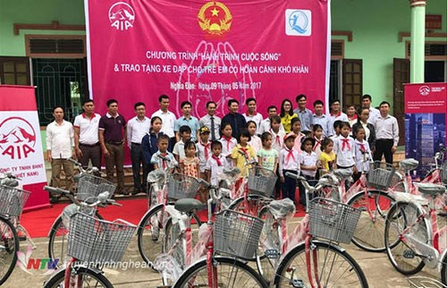 Obsequian bicicletas a estudiantes pobres en provincia vietnamita de Binh Thuan ảnh 1