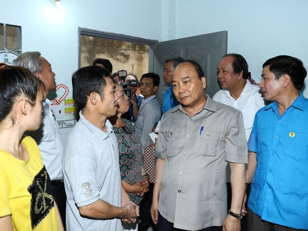 Premier de Vietnam urge a mejorar calidad de vida de obreros ảnh 1 Premier de Vietnam urge a mejorar calidad de vida de obreros ảnh 1