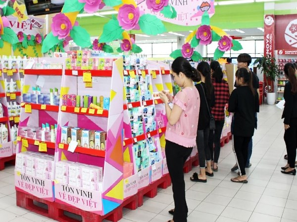 Vietnam celebra Día Nacional de la Mujer con exposición de pintura ảnh 1 Vietnam celebra Día Nacional de la Mujer con exposición de pintura ảnh 1