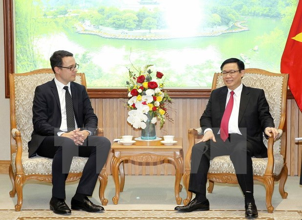 Vicepremier de Vietnam dialoga con dirigente de Zurich Airport ảnh 1 Vicepremier de Vietnam dialoga con dirigente de Zurich Airport ảnh 1