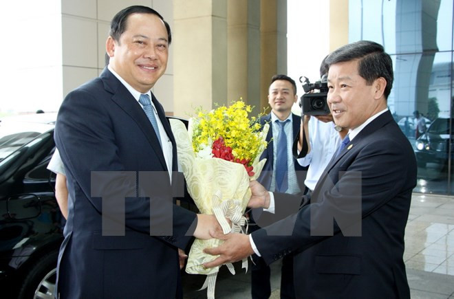 Vicepremier laosiano destaca desarrollo de provincia vietnamita de Binh Duong ảnh 1 Vicepremier laosiano destaca desarrollo de provincia vietnamita de Binh Duong ảnh 1