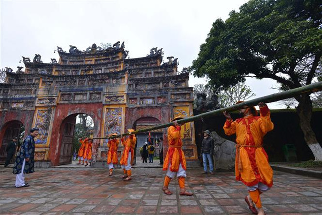 [Fotos] Rito milenario en ciudadela imperial de Hue marca comienzo del Tet ảnh 2