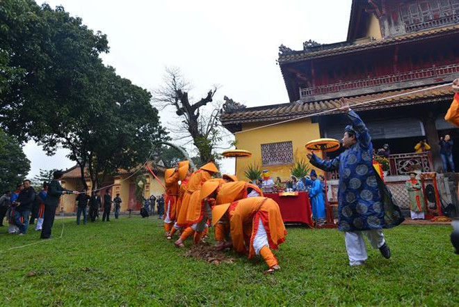 [Fotos] Rito milenario en ciudadela imperial de Hue marca comienzo del Tet ảnh 3