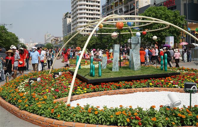 [Fotos] Abierta calle floral Nguyen Hue en Ciudad Ho Chi Minh en días festivos del Tet ảnh 2