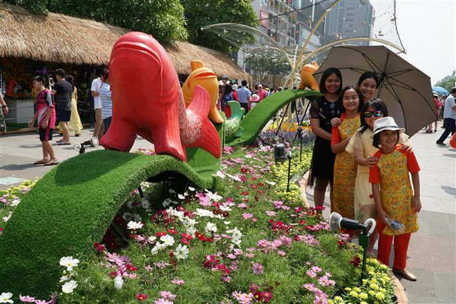 [Fotos] Abierta calle floral Nguyen Hue en Ciudad Ho Chi Minh en días festivos del Tet ảnh 1