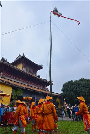 [Fotos] Rito milenario en ciudadela imperial de Hue marca comienzo del Tet ảnh 4
