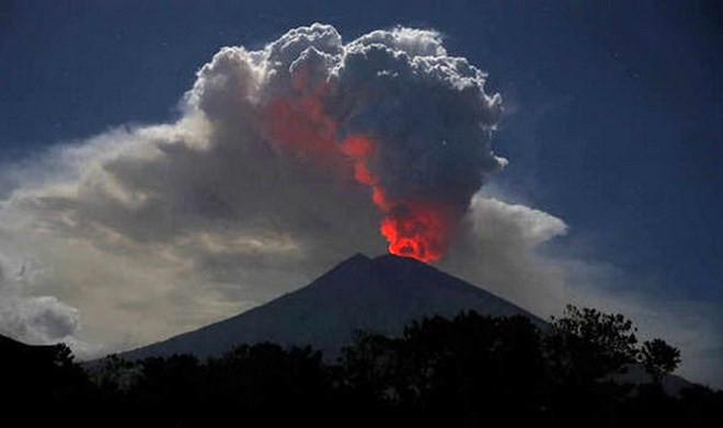 Cierran aeropuerto de Bali por erupción volcánica ảnh 1