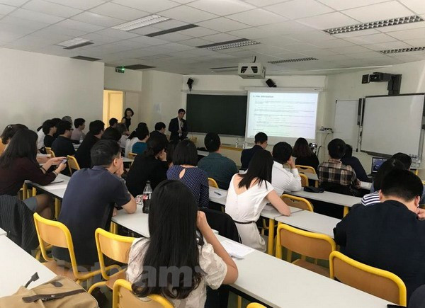 Vietnamitas en Francia intercambian experiencias sobre desarrollo financiero – bancario ảnh 1 Vietnamitas en Francia intercambian experiencias sobre desarrollo financiero – bancario ảnh 1