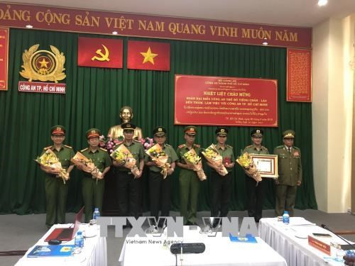 Policía de Ciudad Ho Chi Minh recibe la Orden de Desarrollo de Laos ảnh 1 Policía de Ciudad Ho Chi Minh recibe la Orden de Desarrollo de Laos ảnh 1