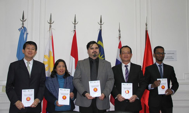 Presentan compilación de ensayos galardonados del concurso sobre ASEAN en Argentina ảnh 1 Presentan compilación de ensayos galardonados del concurso sobre ASEAN en Argentina ảnh 1
