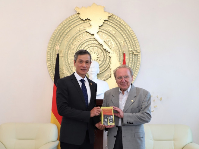Periodista alemán Hellmut Kapfenberger lanzará libro sobre el Presidente Ho Chi Minh ảnh 1 Periodista alemán Hellmut Kapfenberger lanzará libro sobre el Presidente Ho Chi Minh ảnh 1