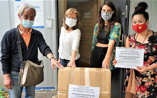 Donan mujeres vietnamitas mascarillas a organizaciones humanitarias en Alemania ảnh 1 Donan mujeres vietnamitas mascarillas a organizaciones humanitarias en Alemania ảnh 1