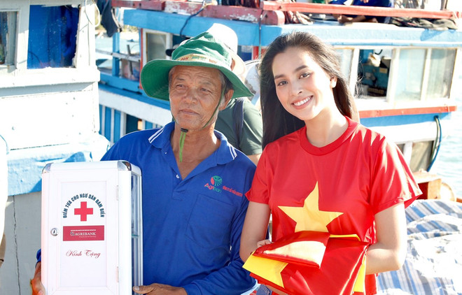 Entregan más de mil banderas nacionales a pescadores en la isla de Phu Quoc ảnh 1 Entregan más de mil banderas nacionales a pescadores en la isla de Phu Quoc ảnh 1