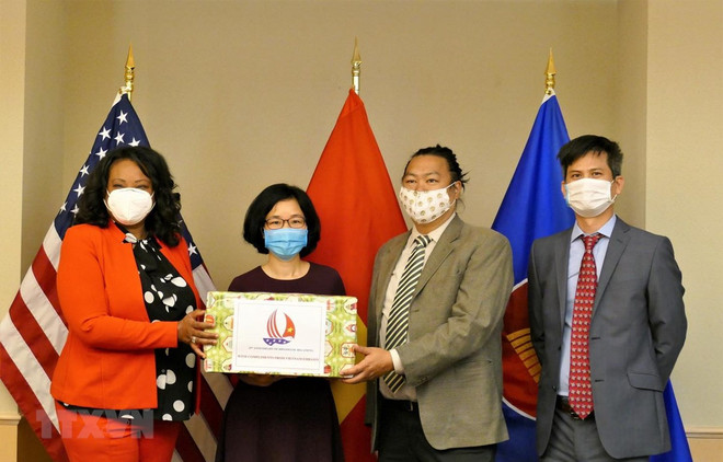 Embajada de Vietnam entrega mascarillas para apoyar a Washington en lucha contra el COVID-19 ảnh 1