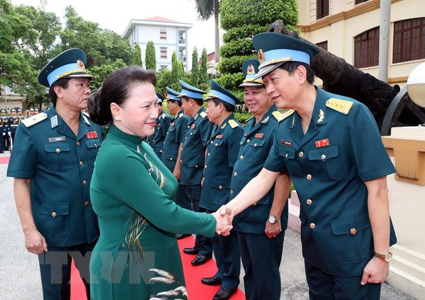 Máxima legisladora vietnamita visita las fuerzas aérea y antiaérea ảnh 1 Máxima legisladora vietnamita visita las fuerzas aérea y antiaérea ảnh 1