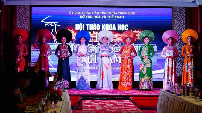 Celebran simposio sobre “Hue - Capital del Ao Dai de Vietnam” ảnh 1 Celebran simposio sobre “Hue - Capital del Ao Dai de Vietnam” ảnh 1